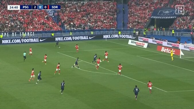 「伊東だけが通用してるな」伊東純也、PSGの“2人がかり鬼プレス”をかわす圧巻“8秒”ボールキープが話題「ボール奪われないのすごい」 3枚目