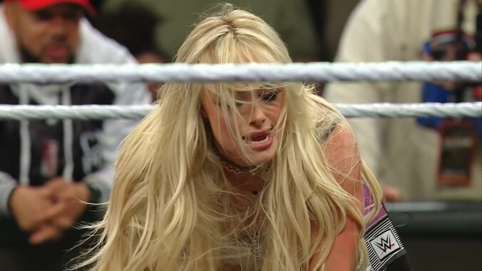 美しいお顔が… 女子王者の顔面を椅子に叩きつける“凶行”「これはまずい」実況ドン引き  5枚目