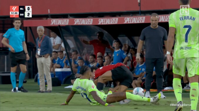 「さすがにレッドカードやろ！」バルサFWの“やりすぎ後方タックル”に大ブーイング！「マジで危ない」「審判が問題」相手スタッフが詰め寄って一触即発 4枚目