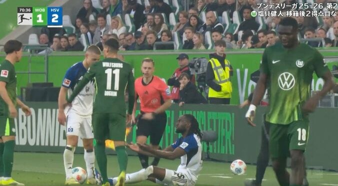 「蹴った？」 塩貝健人、イラついて“あわや一触即発”「気持ち強いな」ボール奪い合い→相手を倒して見下ろすシーン 2枚目