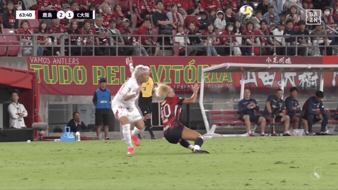 狡猾…？ 鈴木優磨の“ファウル誘発”にSNS騒然「演技かよ！」「相手からしたら死ぬほど嫌な選手」イエローカード頂戴のセレッソDFは不満顔 4枚目