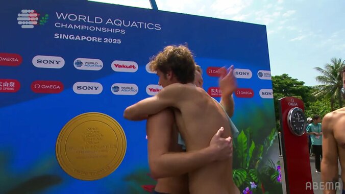 あわや大事故！9階の高さで逆立ち→腕がブルブルッ全身グラリ！優勝をかけた最終演技で緊張か…ハイダイビング決勝で背筋が凍った瞬間 4枚目