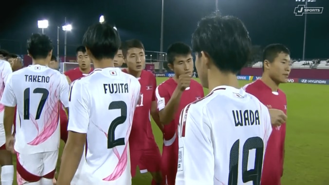 「なぜグーパンチ…？」サッカー北朝鮮代表、日本戦で“前代未聞の挨拶”「スポーツマンシップの欠片もない」「FIFAに抗議を」ネット騒然【U-17W杯】 3枚目