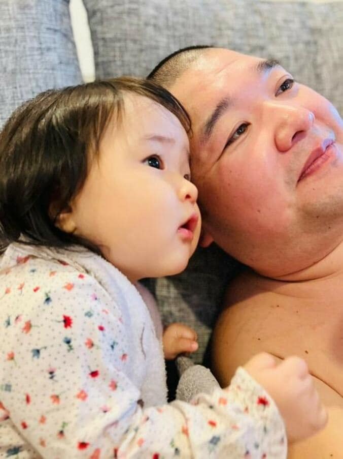  内山信二の妻、夫にベッタリな娘の姿を公開「可愛いすぎる」「そっくり」の声  1枚目