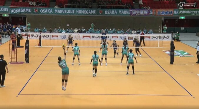 本人もびっくりの軌道を描いたサーブ