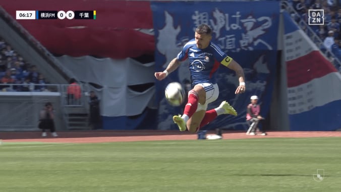 小野伸二クラスの神業！マリノスFWの“空中トラップ”にSNS騒然「やばいって」「タッチうますぎ」後方からの40mパスをビタ止めした瞬間 3枚目