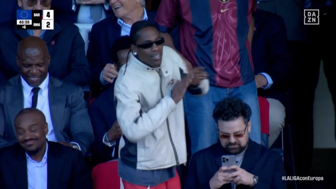 「ブチ上がってる！」HIPHOPスターが激闘クラシコで狂喜乱舞→SNS騒然「トラヴィス興奮しすぎ笑」「バルサファンだったのか」「スニーカー全部売るわ」「嫌いになりそう」 3枚目