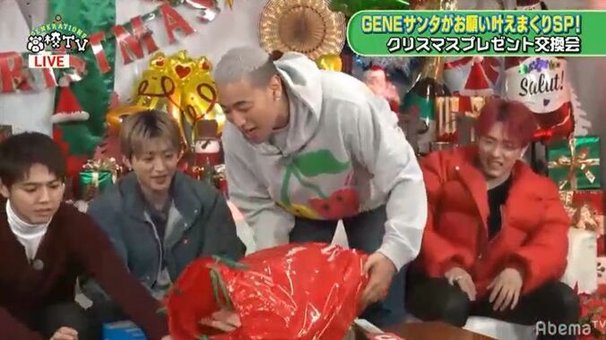 佐野玲於、大好きな漫画『浦安鉄筋家族』をメンディーにプレゼント！メンバーも「小学校のときに読んでた」と大興奮 2枚目