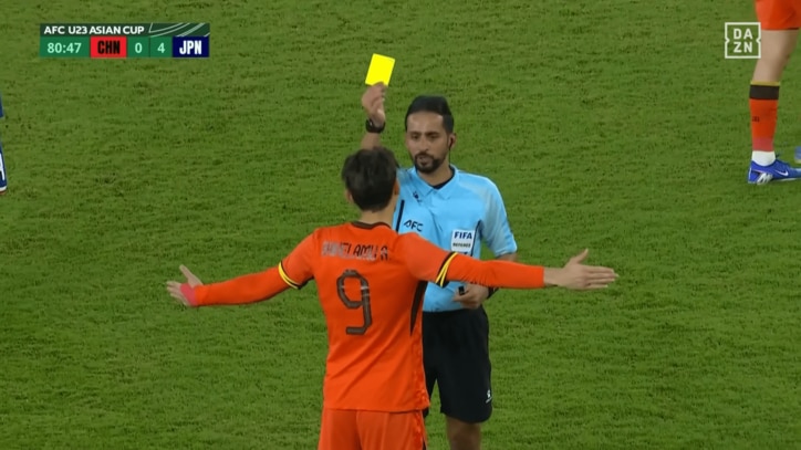 主審に抗議する中国FW