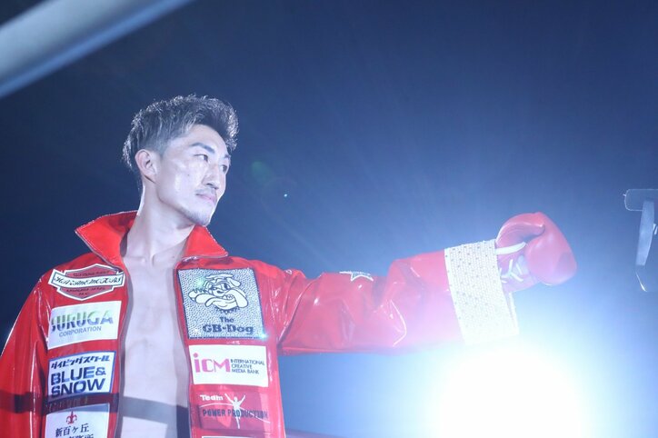 戦慄の右を一閃、コーナーに吹き飛ばして仕留めたKO劇に「倒れ方がエグイ」