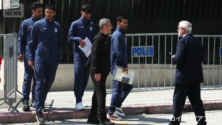 ビザ申請のためにトルコ・アンカラにある米国大使館を訪れたイラン代表選手ら　5月21日