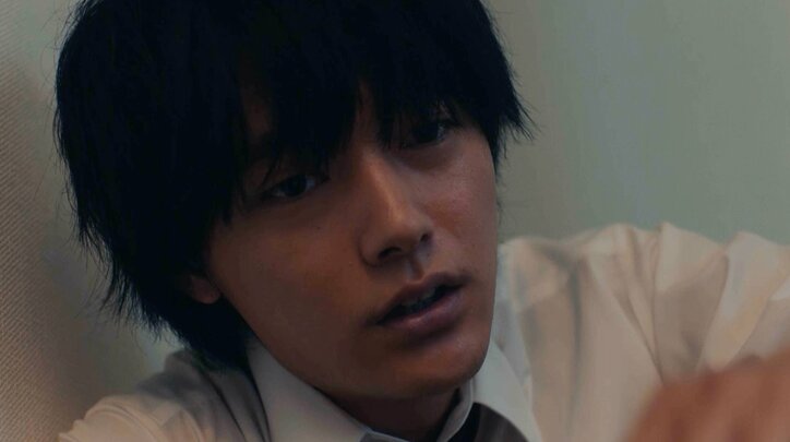 好きな人が父親とキス!最悪の不倫シーンを目撃した息子が可哀想すぎる『泥濘の食卓』