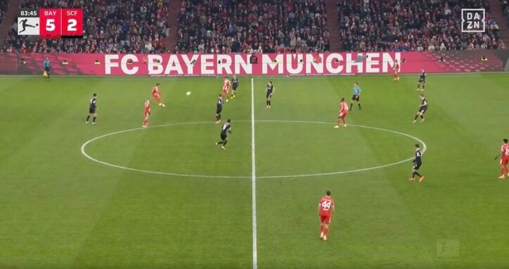 【写真・画像】「正直マジでいらない」武闘派選手、わざと狙った？“危険タックル”で退場　解説者も呆然…足首を踏み抜いたラフプレー　1枚目