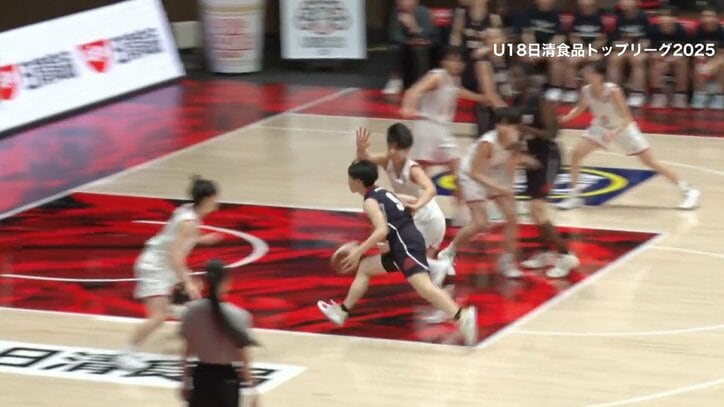 【写真・画像】女子高校3年生PG、コートを支配する“絶品キラーパス”にアリーナ熱狂　ベンチの選手たちもお祭り騒ぎに　1枚目