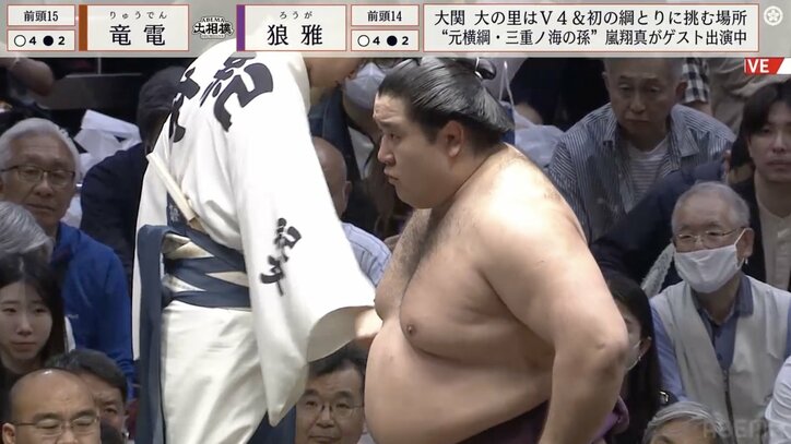 【写真・画像】「かなり目立つ席で…」大相撲中継、人気タレントがお口“あんぐり”「マスクをとったらビックリ」「めっちゃ興奮してる」　1枚目