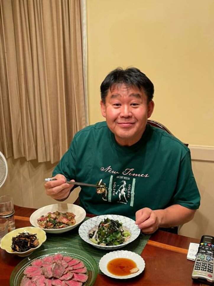  花田虎上、デパ地下品と妻の手料理で豪華になった夕食「美味しそう」「ご馳走がいっぱい」の声 