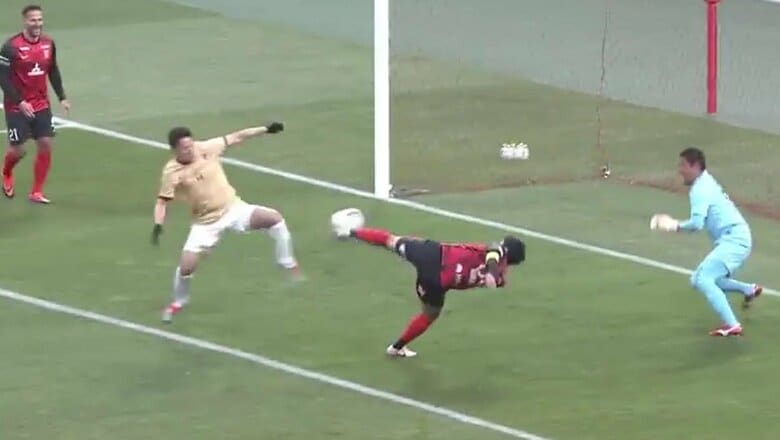 どうなってるの？39歳元日本代表FW、自身の引退試合でアクロバティックなボレーシュート「あの体勢から打つのかよ」「普通にすごい」現役さながらのゴールにファン歓喜