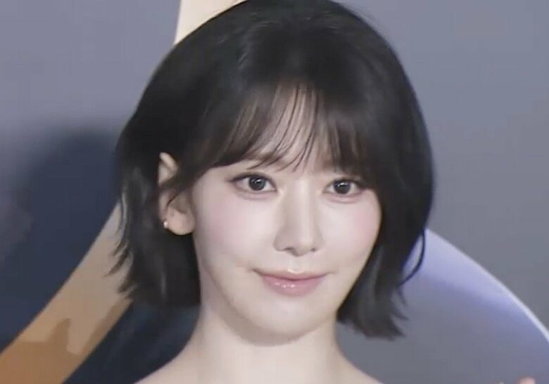 「腹筋きれい！」「ビジュ最強」LE SSERAFIM、大胆衣装でスゴすぎるパフォーマンス！サクラは自転車でステージを駆け巡る