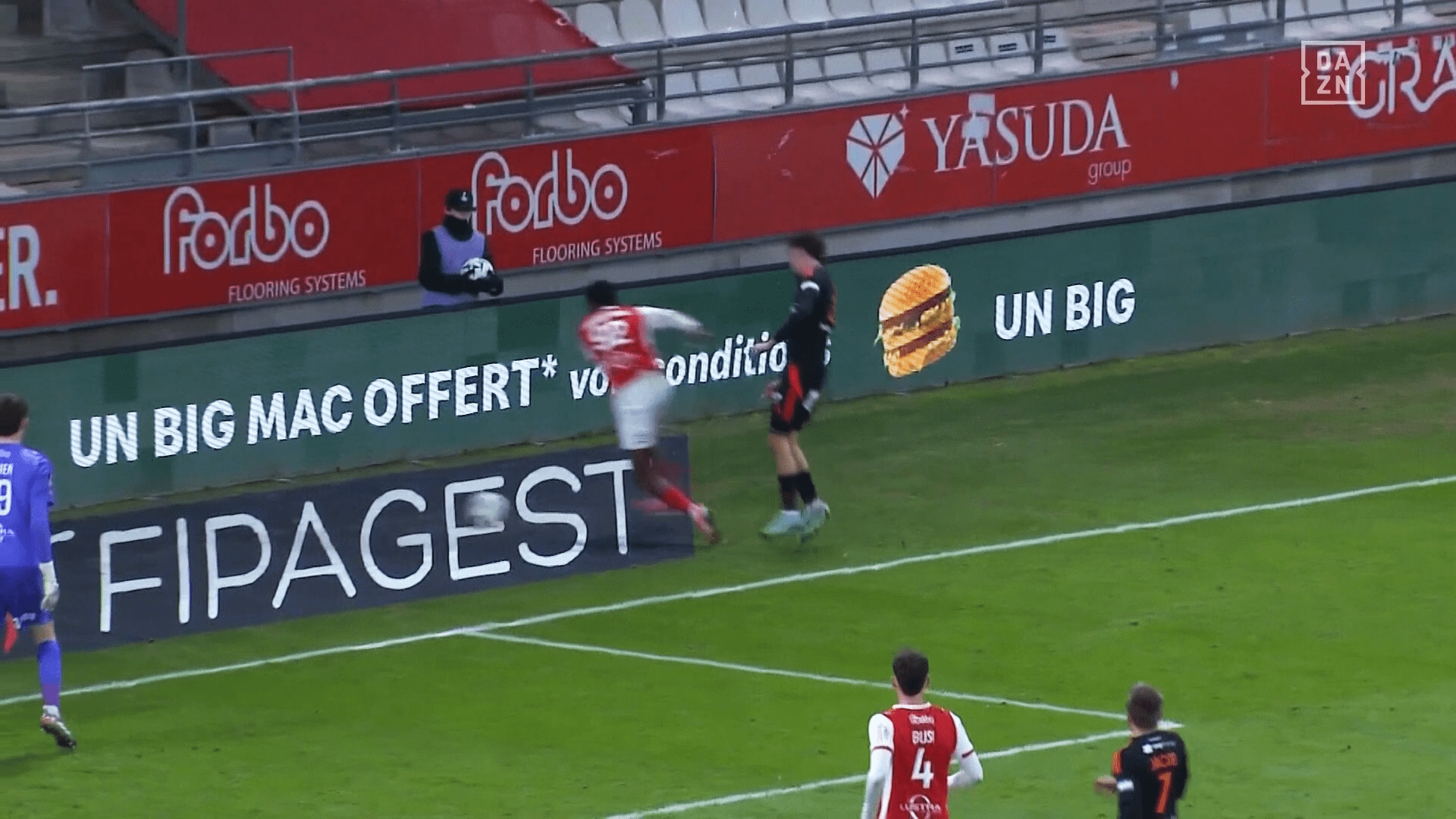 吹っ飛んだ瞬間