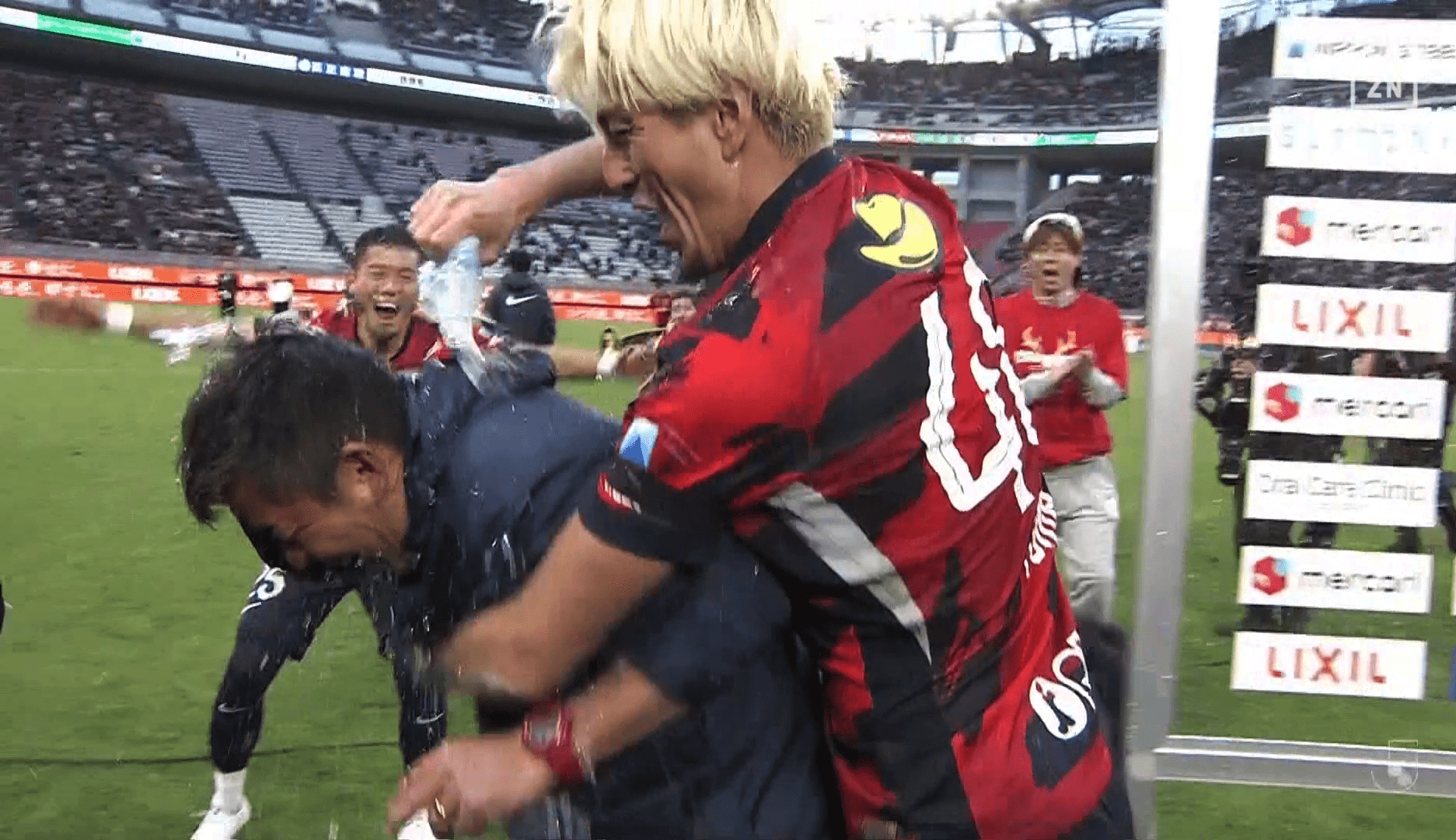 鈴木に水をかけられる鬼木監督