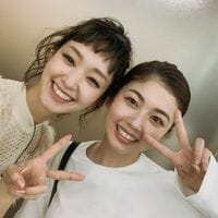 「笑顔100点！」「2人とも美人」小芝風花＆剛力彩芽の仲睦まじい“ピースショット”に反響