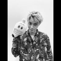 「かっこよすぎて過呼吸」磯村勇斗の“上目遣い”でクールなモノクロショットに絶賛の声