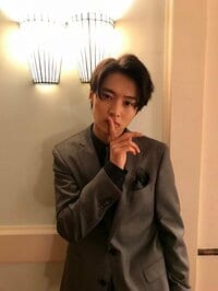 新田真剣佑&山崎賢人、美しい横顔ショットにファン悶絶「イケメンすぎて辛い」