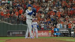 お祈りポーズ→“Oh…” 山本由伸のノーノー目前の熱投を見守ったファンの姿が話題「同じ気持ちだわｗ」「震える」