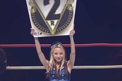 「足細っ」“異色”の空手美女ラウンドガールにファン驚き「スタイルすご」「笑顔可愛い」