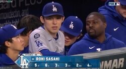MLB初勝利の佐々木朗希、降板後に見せた“一瞬の表情”にファン注目… 中継カメラがとらえた“ほっこりシーン”「また横にスミスコーチｗ」