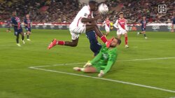 「顔えぐすぎて笑えない」衝撃の接触事故にスタジアム騒然「恐ろしすぎる」イタリア代表GK、顔面にスパイク直撃で頬が削り取られ流血負傷