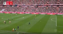 「変態パス！」「もはや意味不明」ブッ倒れながら“低弾道弾丸クロス”を炸裂した瞬間　解説者も笑うしかない…万能すぎる怪物FWのスーパーアシスト