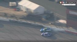 「今思いっきり押した」追突されて壁直撃も無傷で生還 「よく立て直しましたね」超高速オーバル、脅威の光景に実況驚き