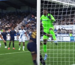 ガシャン！衝撃映像…中村敬斗の鋭いクロス→ランスMFがポスト激突で悶絶「すっごい音した」「怖すぎる」「痛そう」ファンも心配