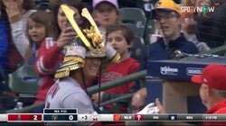 大谷翔平の驚愕弾にネビン監督も呆れ顔？首を振り「やれやれ。なんてホームランだ。休みは与えられないな、困ったもんだ」と言いたげなリアクションで反応