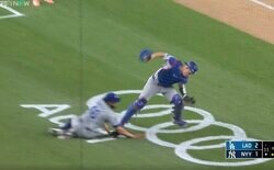 あいつ、何やってんだよ！ 一体、何が起きた…！？ 山本由伸も爆笑した“謎の動き”　捕手のファウルフライ→投手が全力スライディング「どこから飛んできたw」「訳わからん」