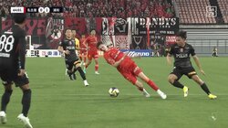 「9割演技」「腕掴まれてるのに」滑っただけ？名古屋ユンカーが謎転倒でPKアピールもノーファウルでスタジアム騒然「何も接触ないやんけ」