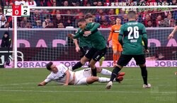 危険すぎる“殺人カニ挟みタックル”で一触即発！堂安律チームメイトが両足ロック→伊藤洋輝チームメイトが悶絶の一部始終、イエローカードはまさかの…