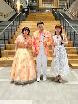 水森かおり、May J.＆大江裕と路上ライブで3ショットを披露「衣装が偶然お揃いに」