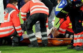 「重度の脳震とうの疑い」日本代表に続く不運、後頭部を強打し意識失った遠藤航の状態を監督が説明、SDは「母国のためにプレーできることを願っている」