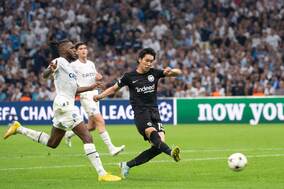 「当然だ！」「値する」鎌田大地の「欧州CLマン・オブ・ザ・マッチのトロフィー写真」に賞賛の声続々！ ロッカールームで笑顔の記念撮影