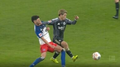 これは… 堂安律、まさかの“顔面に一発”「エグいな」「堂安強いなw」強烈タックルを回避→相手が吹っ飛ぶ