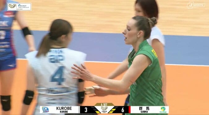 女子バレー、強烈スパイクが顔面直撃の衝撃光景 直後の神対応に安堵とほっこり 3枚目