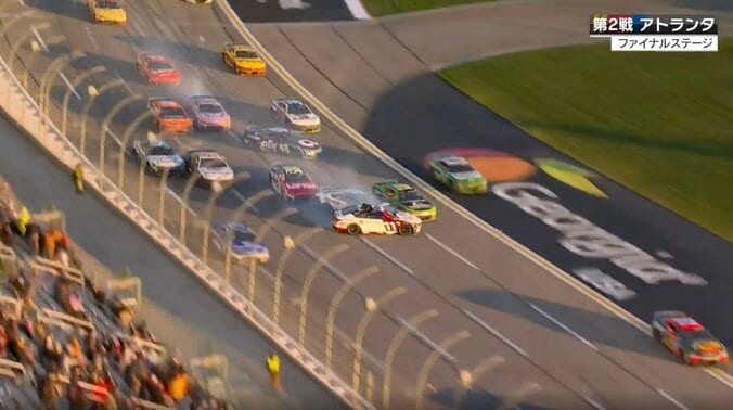 「空飛んでった」9台多重クラッシュでパーツ舞う “壊れたままで”大逆転「相当ラッキー」劇的Vを生んだ衝撃の瞬間 4枚目