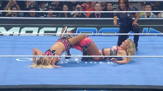 “すごい角度”のブリッジ八の字固め