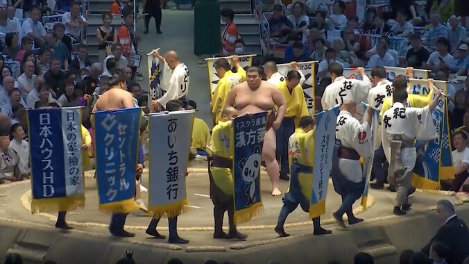 【写真・画像】安青錦の“咄嗟の判断”を天鎧鵬が称賛 「ここで抜くんですね」大関・霧島が転ぶとは…勝負を分けた瞬間に驚き 1枚目