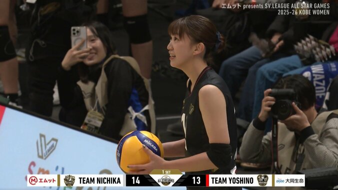 かわいいだけじゃ… 話題の女子バレー選手、天井サーブ“大失敗”で頭抱える 2枚目