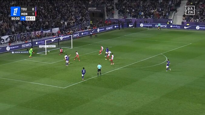 【映像】モナコGK、超高速膝スライディングでピッチ外にフェードアウトした瞬間