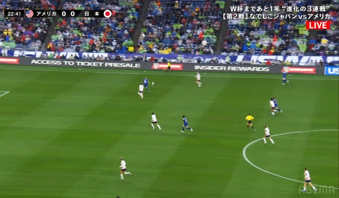 後方からのロングボールに反応した浜野まいか