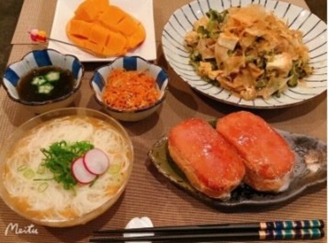 ざわちん、沖縄風にまとめた夕飯を紹介「少しは栄養バランス取れて来たかな」 1枚目